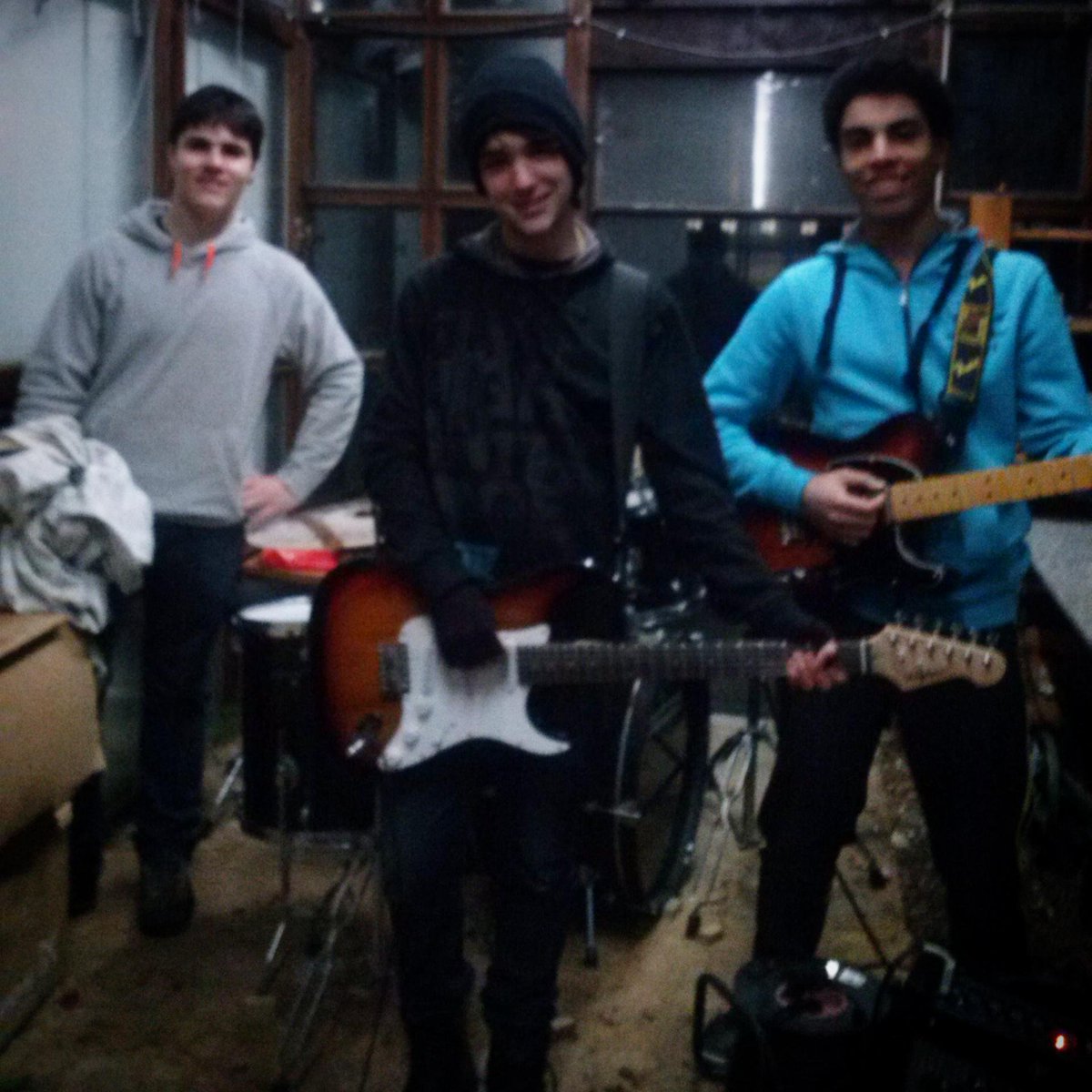 BLuminescent's tweet photo. Hey Twitter!
Estamos de vuelta por aquí, ya no tenemos 15 años, pero sí que tenemos un nuevo álbum a punto de ver la luz, cómo pasa el tiempo!
Estad atentos porque en poco tiempo podréis escuchar cosillas nuevas!!!
;) https://t.co/MAPBPiUuJ5