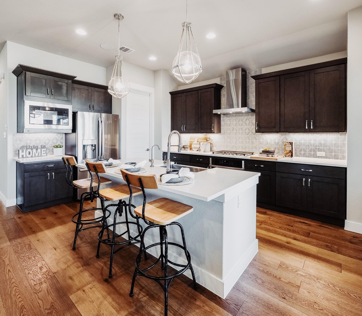 StyledByPDI's tweet photo. Our recent install “Rancho Sienna 50'” by Trendmaker Homes welcomes you with modern, farmhouse charm. The design captures a warm, cozy, and relaxed environment. Check it out!

#PDI #PacificDimensions #ThisIsHome #InteriorDesign  #Charm #Austin #Texas #TrendmakerHomes https://t.co/lSCKMWZLN0