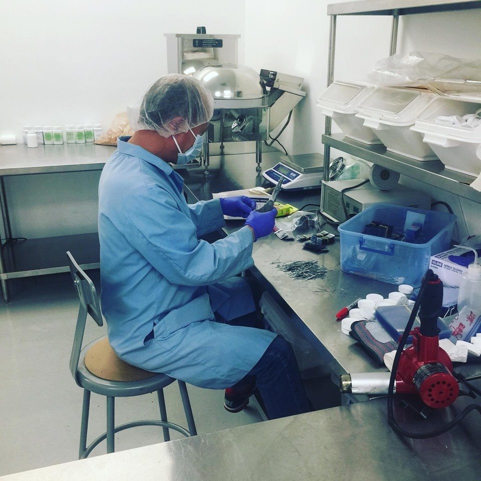 EssenceBio's tweet image. Happy Wednesday! Today in the lab our techs are blending up our customer formulation orders 😊#bioessencehealthscience #wednesdayvibes #customformulation #tcmherbs #supplements #healthandwellness #irvine