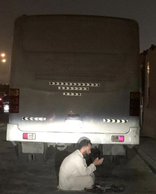 alehaidib's tweet photo. في موقف حافلات منعزل خلف مول غرناطة، لمحته يصلي قيام الليل بعد منتصف الليل ثم يدعو ربه في خلوة مع ربه، سائق حافلة لا يحفل بهذه الدنيا الزائلة يشقى فيها ثم يتوجه لربه يبحث عن حظه في الآخرة.

(بل تؤثرون الحياة الدنيا والآخرة خير وأبقى) https://t.co/C3I2fo3mYO