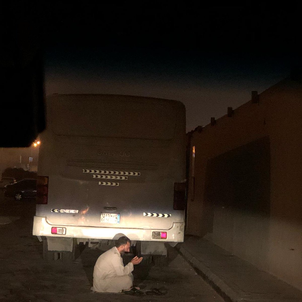 alehaidib's tweet photo. في موقف حافلات منعزل خلف مول غرناطة، لمحته يصلي قيام الليل بعد منتصف الليل ثم يدعو ربه في خلوة مع ربه، سائق حافلة لا يحفل بهذه الدنيا الزائلة يشقى فيها ثم يتوجه لربه يبحث عن حظه في الآخرة.

(بل تؤثرون الحياة الدنيا والآخرة خير وأبقى) https://t.co/C3I2fo3mYO