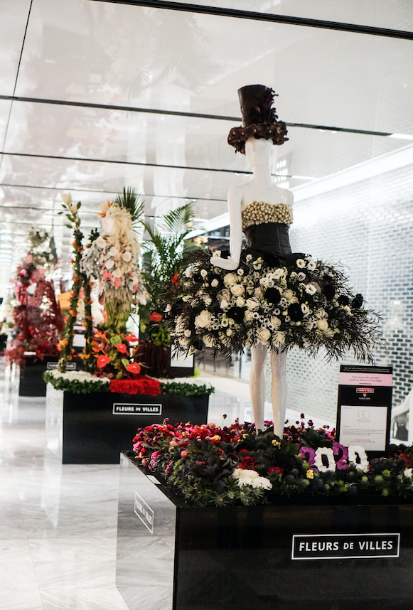 RachelChoFloral's tweet photo. Fleurs de Villes is bringing #blooms to NYC with 14 striking floral mannequin displays at #HudsonYards, designed by leading #florists including yours truly. 💐 #FleursdeVilles #NYC
👉Check out our display in @neimanmarcus &amp; cast your vote for #RCF at Hudson Yards until 11/3! https://t.co/0IcQOnrKUa