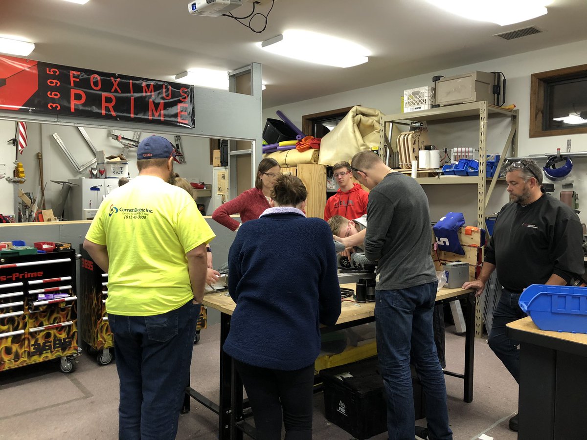 Foximus Prime working as a team on their Fall Challenge Bot 
#FIRSTinspires #Foxpride <a href="/yhsfoxes/">Yorkville Foxes</a> <a href="/Yorkville115/">Yorkville Community Unit School District 115</a>