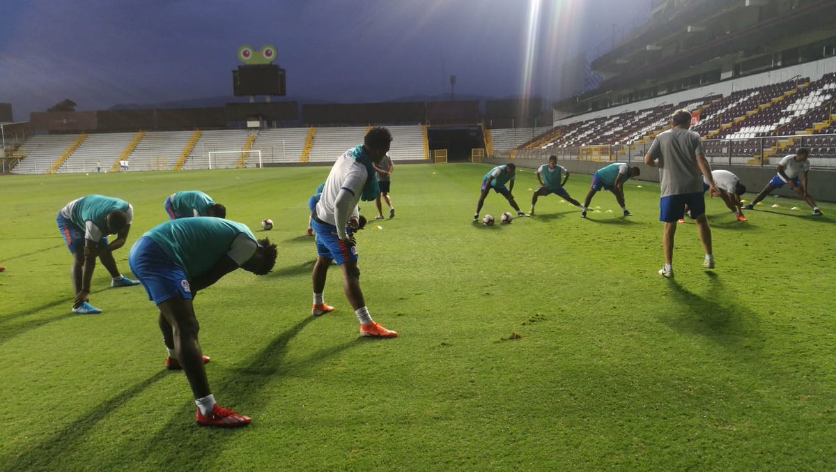 CDOlimpia's tweet photo. En estos momentos Olimpia realiza reconomiento de cancha previo al juego de vuelta de semifinales Liga Concacaf.💪
#LigaConcacaf
#StateOfGoal
#SomosOlimpia https://t.co/T3zrKVO0aO
