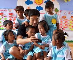 Siwon diminished his activities as an actor to focus on unicefHe keeps moving from a poor country to the other to meet kids and draw a smile on their faces the time when your faves are working their ass off to gain more money
