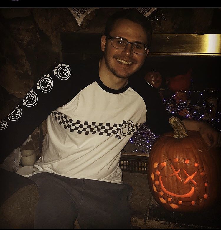 jake_melaas's tweet image. It’s a #blinkhalloween this year!  I had a blast carving my @blink182 themed Jack-o’-lantern to celebrate one of my favorite bands!! @markhoppus @travisbarker #MattSkiba @tomdelonge