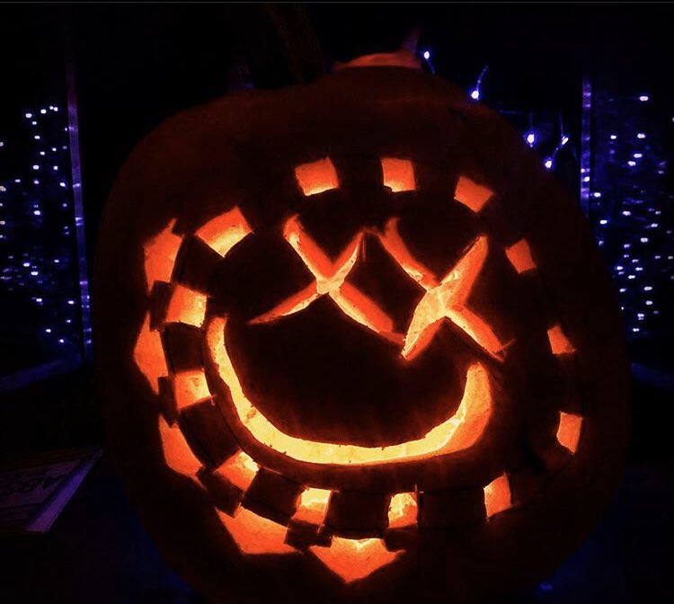 jake_melaas's tweet image. It’s a #blinkhalloween this year!  I had a blast carving my @blink182 themed Jack-o’-lantern to celebrate one of my favorite bands!! @markhoppus @travisbarker #MattSkiba @tomdelonge