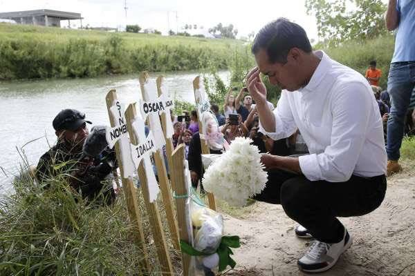 14. When  @juliancastro went to Matamoros, and crossed the US-Mexico Border with those 12 asylum seekers, he sat and he prayed for Oscar and Valeria and the other immigrants who have died in the Rio Grande. When I saw the photo, I wept.