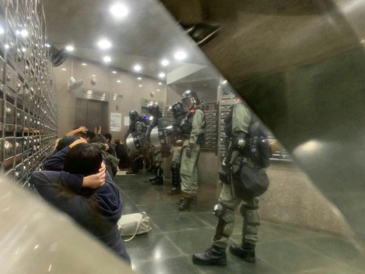terrible1220's tweet photo. HK police enter private property without owners consent and treat residents there as criminals. A completely police state. Mind your assets in HK. They are no longer protected.

#FreeHongKong
#PoliceBrutality @SolomonYue @hoccgoomusic @hkpoliceforce @TangArgon @WpJordi https://t.co/1hmCJj06DB
