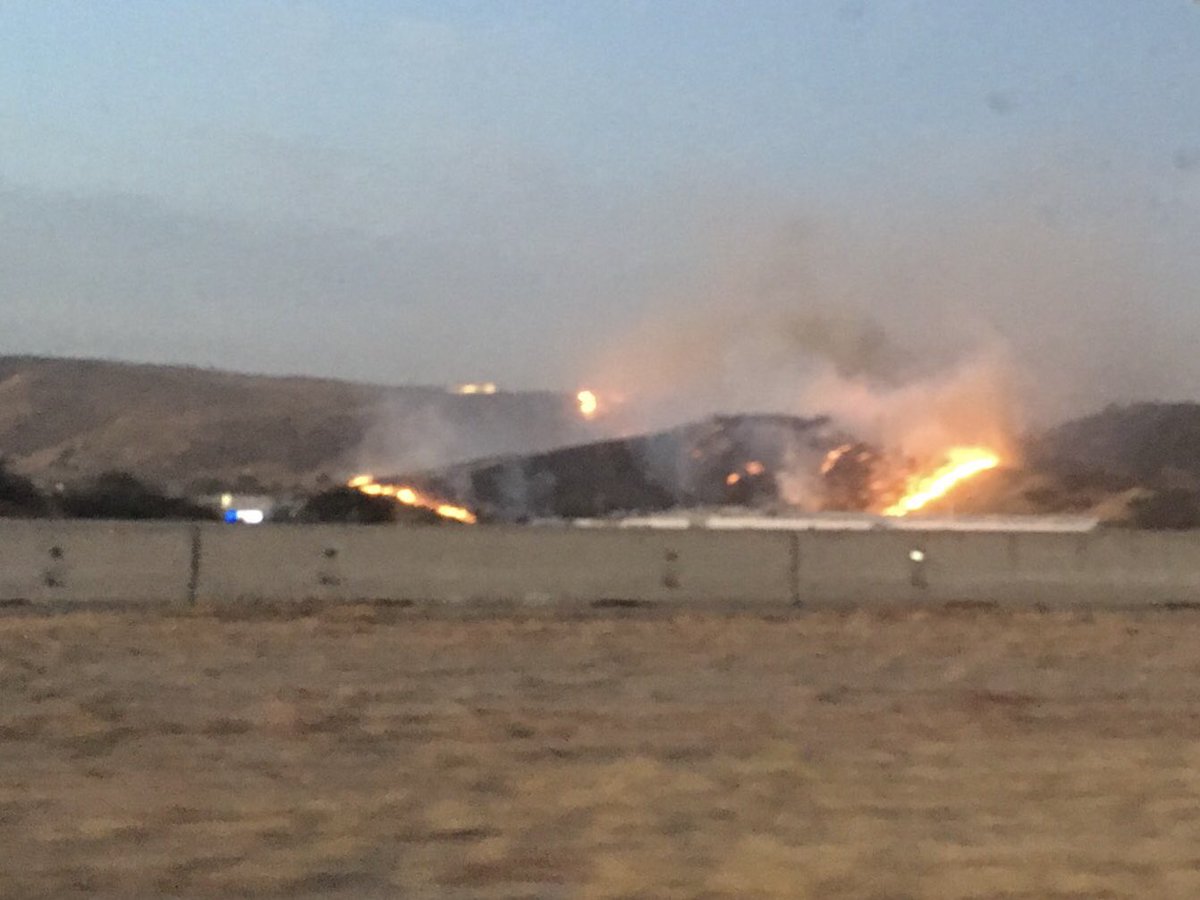 Photo of the Easy Fire when it just started this morning, Oct. 30. Taken by Caltrans Maintenance Supervisor Ed Busby. #easyfire <a href="/CaltransDist7/">Caltrans District 7</a> <a href="/CountyofLA/">Los Angeles County</a> <a href="/CityofTO/">City of Thousand Oaks</a> <a href="/VCFD_PIO/">VCFD PIO</a> <a href="/CaltransHQ/">Caltrans HQ</a> <a href="/CHP_Ventura/">CHP Ventura</a>