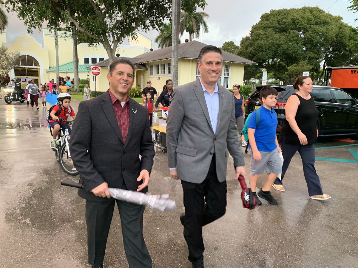 LisaSeaDavis's tweet image. Thank you @SBpvil, @DFB_City, @DBESPrincipal and everyone who made #walkbiketoschoolday possible. What an amazing way to promote safe and active transportation for our kiddos! #LoveDFB