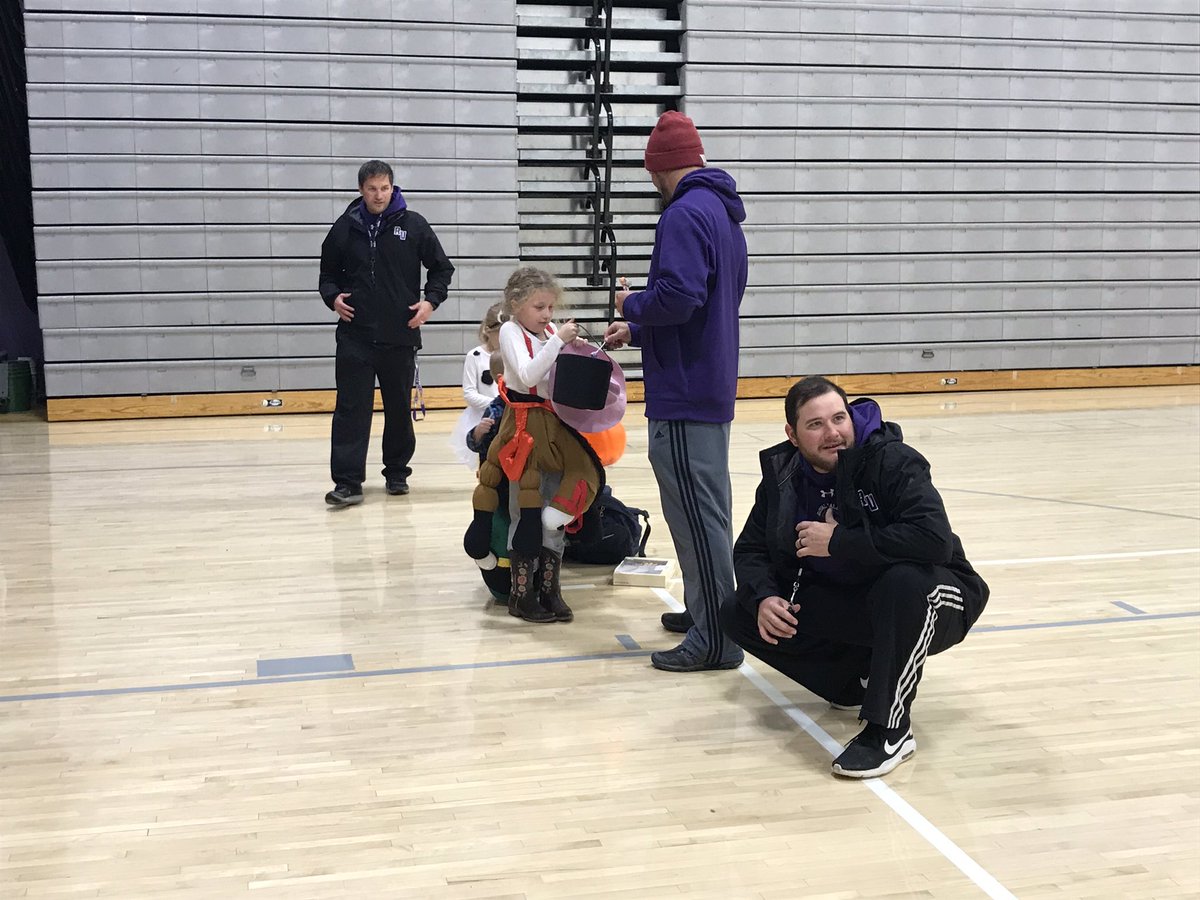 Thanks to <a href="/RoyalValleyFB/">RV Football</a> for doing a little early Halloween so these kids could Trick or Treat with their Dad.❤️