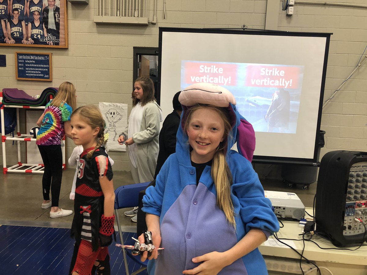dmsjmiller's tweet photo. So proud of these Stuco kids for giving up their evening to volunteer at Safe Halloween tonight! #dmsleads #dms311 https://t.co/InVTx2s73K