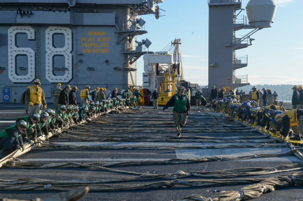 #USNavy photos of the day: #USSMilwaukee receives fuel from #USSBataan, #USSGeraldRFord conducts sea trials, #USSOlympia transits Puget Sound and #USSNimitz Sailors conduct a barricade drill. ⬇️ info & download ⬇️ navy.mil/viewPhoto.asp?…