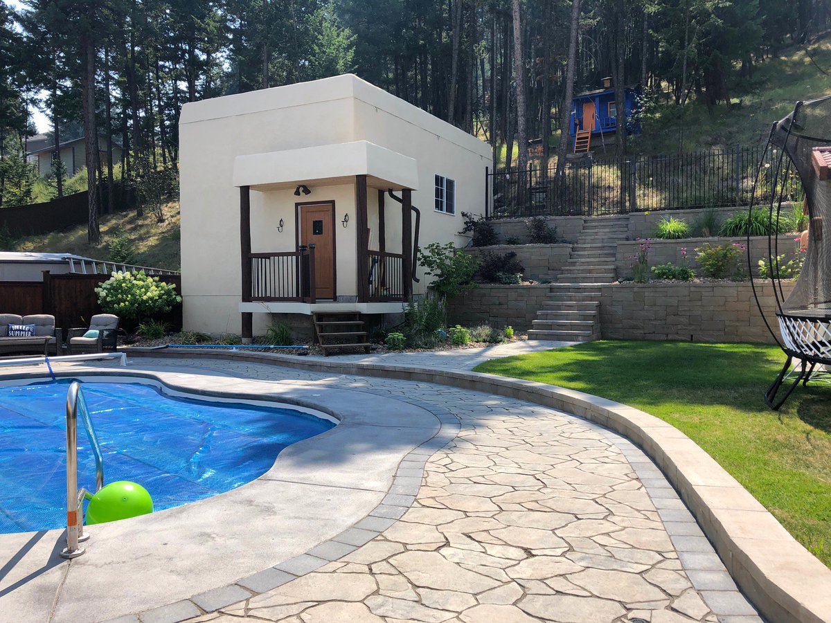 ExpocreteCDN's tweet photo. Enjoy outdoor living in a backyard oasis. This beautiful, multi-purpose space features a pool surround of @Belgard Mega-Arbel pavers for entertaining and an AB Aztec retaining wall for plant beds &amp; steps. 
#OutdoorInspiration
Contractor: Black Thumb Landscaping
@AllanBlockWalls https://t.co/Xztb4jKxPh