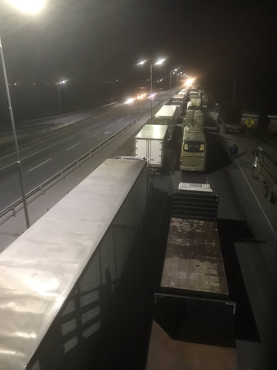 ccastroht's tweet photo. Ruta 5 Sur bloqueada por camiones en al menos salidas de: Lontué y San Rafael... https://t.co/t7lJGzI4WS
