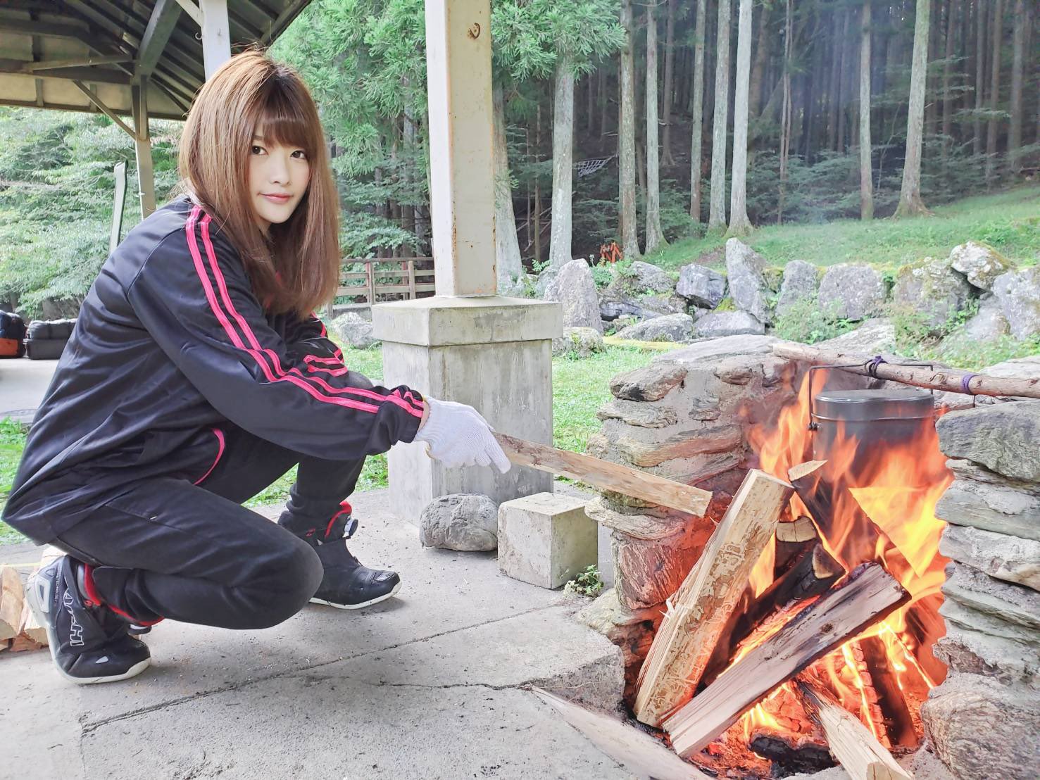 ヨエロスン尋 公式 キャンプ場で寝坊して寝巻きのジャージで火を起こす女の子 地味ハロウィン アウトドア女子 一緒に キャンプしたい人rt T Co 7unixrjy6z Twitter