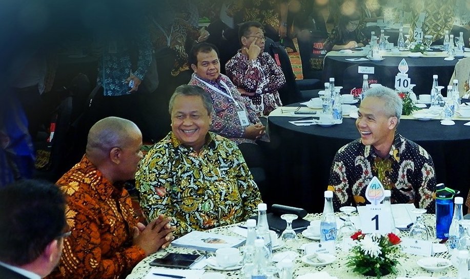humasjateng's tweet photo. @ganjarpranowo Acara ini melibatkan pemerintah pusat, kedutaan asing di Indonesia, Gubernur Jawa Tengah, Bupati / Walikota dari 35 kabupaten/ kota di seluruh Jawa Tengah dan dihadiri oleh ratusan investor domestik dan asing dengan penawaran investasi sebesar Rp 75 triliun & 810 juta USD. #CJIBF https://t.co/m55OZgAiKB