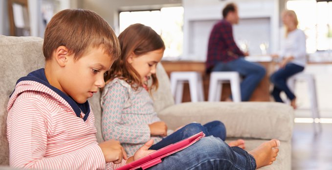 eSafetyOffice's tweet photo. Parents told us the top five online safety issues that they were most concerned about are:  #cyberbullying, time on devices, social media use, gaming and online behaviour. Find out how to manage these challenges on eSafety Parents https://t.co/Zj7RQvuvk3 https://t.co/K9cj4u11qg
