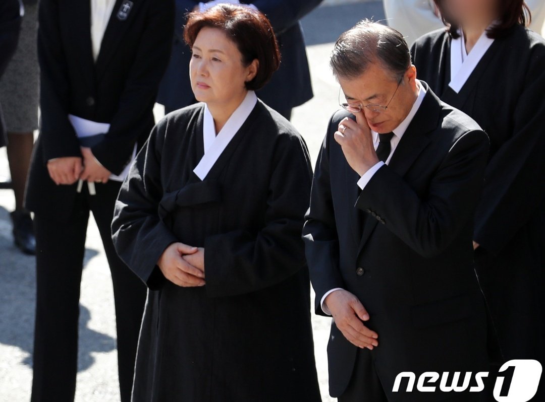 평소에 자식 며느리 노릇을 제대로 하고 살았다면, 장례식에 눈물 흘릴 일도 없고,  92세라는 고인의 나이가 감사하다..라는 생각이  들텐데, #문재인 #김정숙 부부의 이런 탁현민식 눈물 쑈도 국민들 보기에 이젠 가증스럽다. 92세 노모 기저귀 한번이라도 직접 갈아줘봤나? 
news.v.daum.net/v/201910311248…