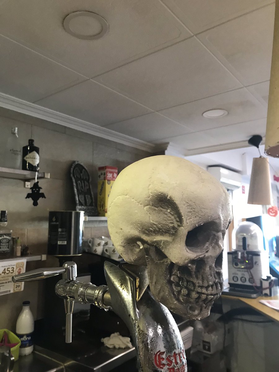 caldascafebar's tweet photo. 💀👻🎃
Feliz Castanyada y Disfrutad de Halloween! 
.
Así luce el Caldas de la Av. Montserrat!
Terrorífico! 

#halloween #elprat #elpratmola https://t.co/bYkq3e8TO4