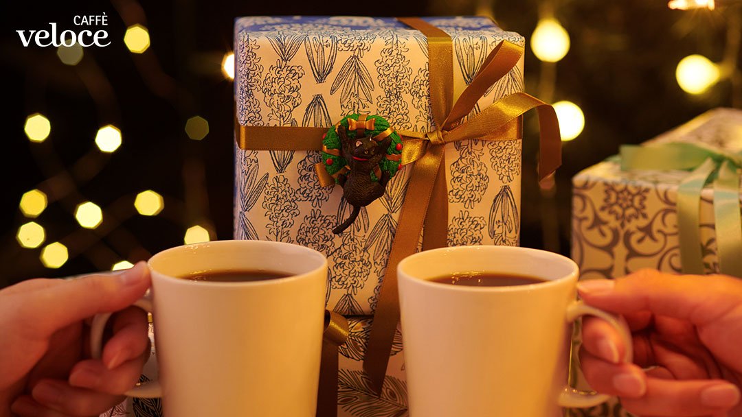 PR_VELOCE's tweet photo. さちこですニャン(=^･ω･^=)

今日は、 #いい夫婦の日 ですニャン♡
コーヒーなどを飲みながら、日頃の感謝の気持ちを伝え合ってみてはいかがですニャン♡？
ここからの眺めは、心温まる光景ですニャン♡

#ベローチェ　#ふちねこクリスマスキャンペーン https://t.co/D8bAyIperK