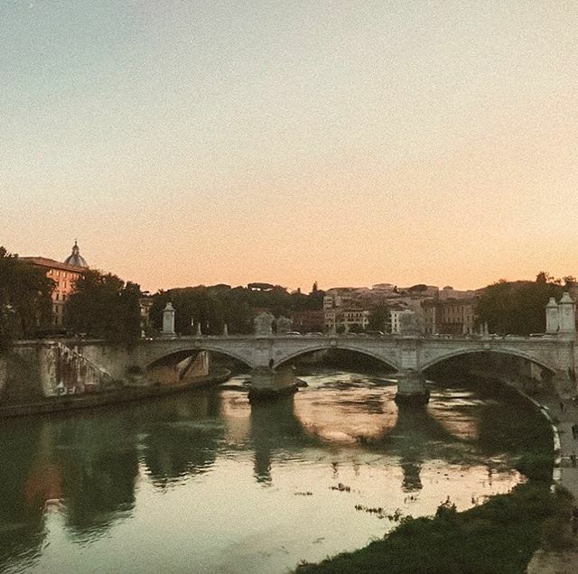 lytcheetv's tweet photo. Préfères-tu Rome, Milan ou Naples? 🇮🇹☝️
.
.
Une lumière douce et chaude qui se reflète dans les eaux du Tibre... c’est magique 🌅😍🇮🇹
.
.
.
#roma #rome @roma @visit_lazio @italiait #visitroma #igerslazio #whatitalysis #ig_rome #igersitalia #romeitaly #… https://t.co/qmAY5DY8vf https://t.co/kwNFn88rZM
