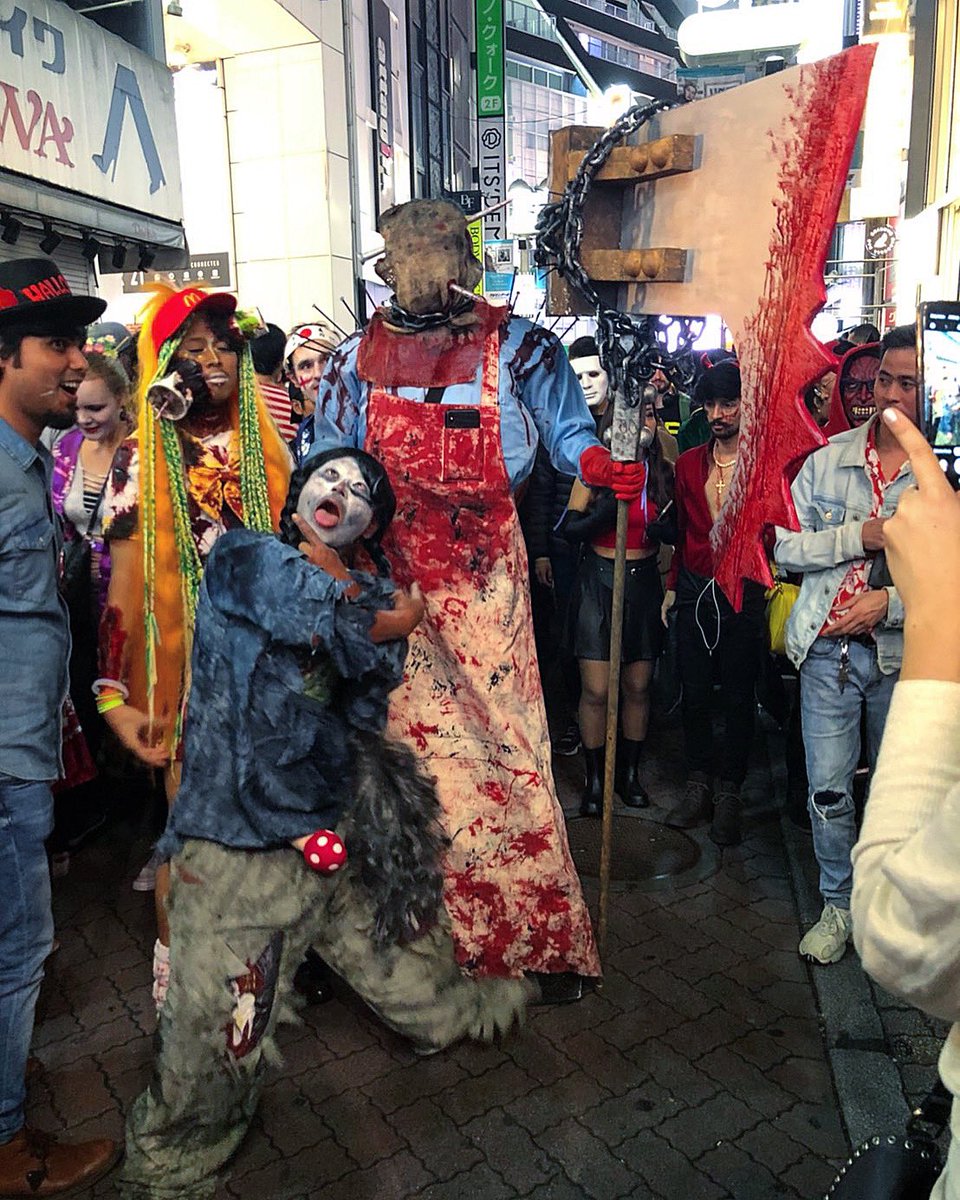 Soulkenken1's tweet photo. 令和のハロウィンは1ケ月間1人で自作したバイオハザードの2mもある処刑マジニで渋谷に参上🎃
渋谷街全員注目で囲まれ前に進まず警察や駅員まで注意されるわしんどいww
令和のハロウィンは調子乗り過ぎた笑 https://t.co/ouTkBw76H7