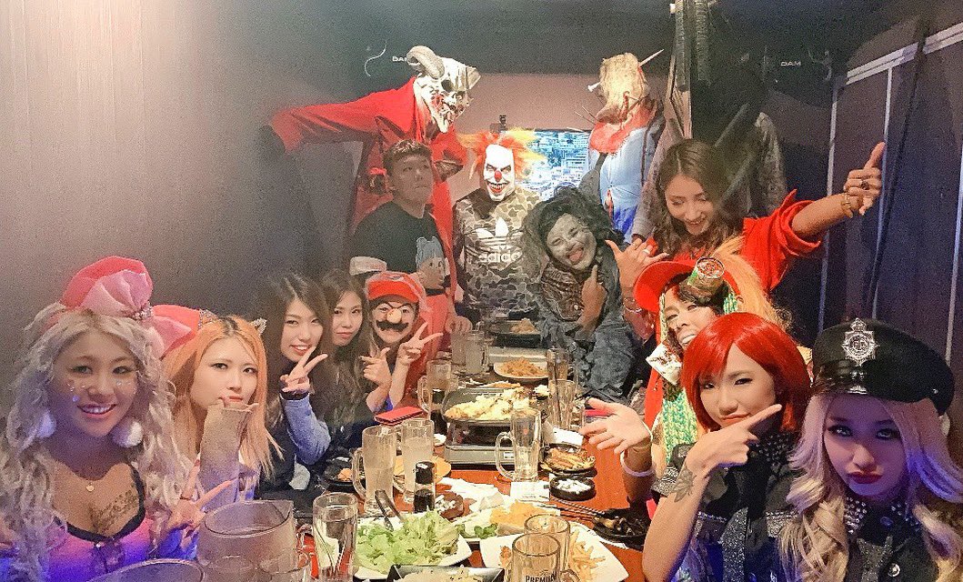 Soulkenken1's tweet photo. 令和のハロウィンは1ケ月間1人で自作したバイオハザードの2mもある処刑マジニで渋谷に参上🎃
渋谷街全員注目で囲まれ前に進まず警察や駅員まで注意されるわしんどいww
令和のハロウィンは調子乗り過ぎた笑 https://t.co/ouTkBw76H7