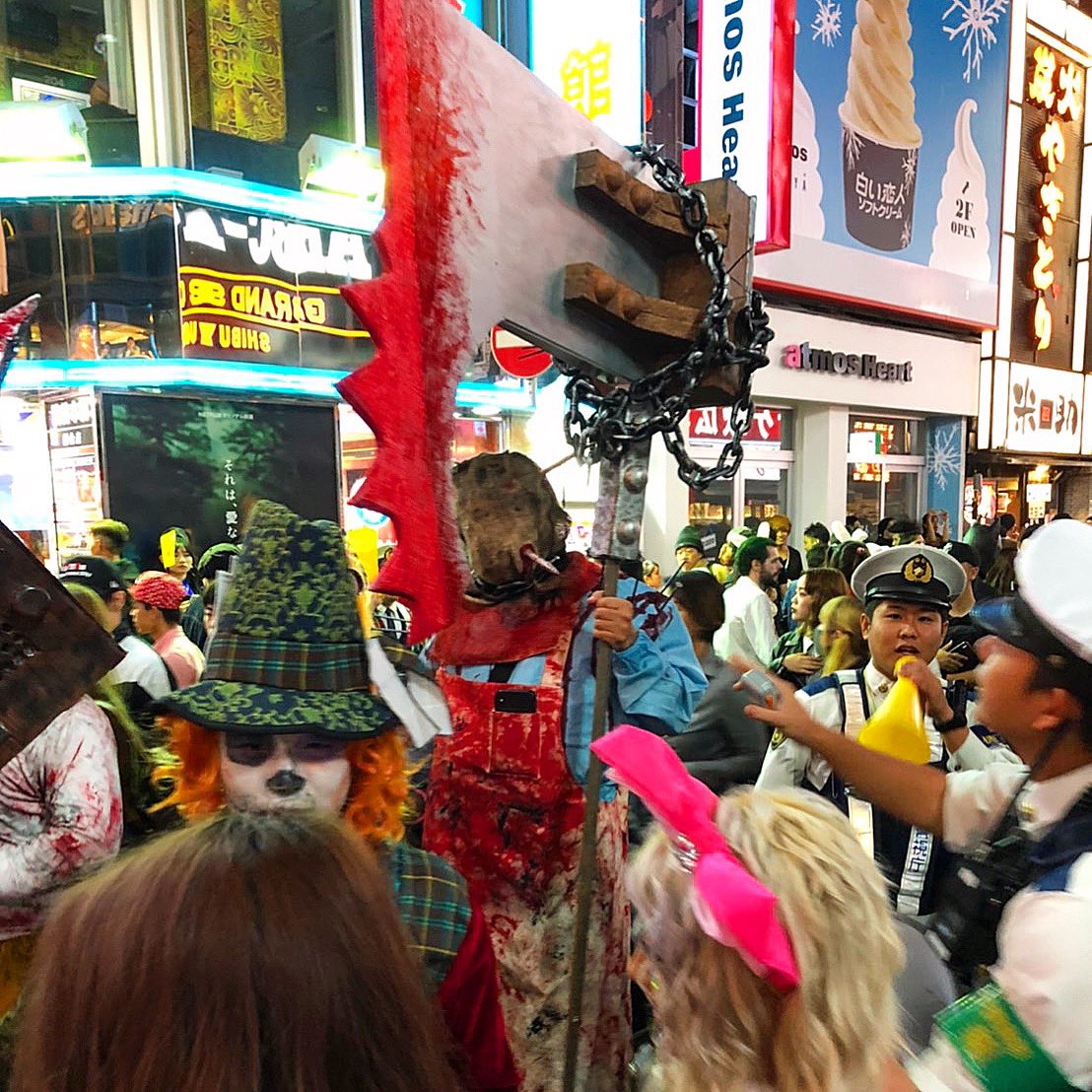 Soulkenken1's tweet photo. 令和のハロウィンは1ケ月間1人で自作したバイオハザードの2mもある処刑マジニで渋谷に参上🎃
渋谷街全員注目で囲まれ前に進まず警察や駅員まで注意されるわしんどいww
令和のハロウィンは調子乗り過ぎた笑 https://t.co/ouTkBw76H7