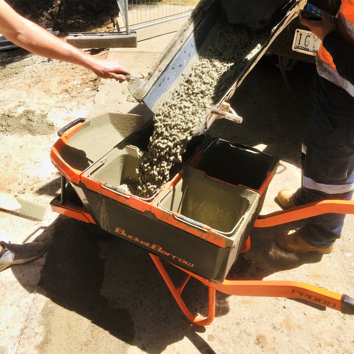 BucketBarrow's tweet image. "Couldn't have done the job without it, easy, well balanced and nimble". Adrian M
Our PRO88 KIT made this tough job easy, moving 1 cubic metre of concrete and placing it in a hard to access location quickly and safely.
#betterbarrow #BucketBarrow #toughjobs #worksmarter