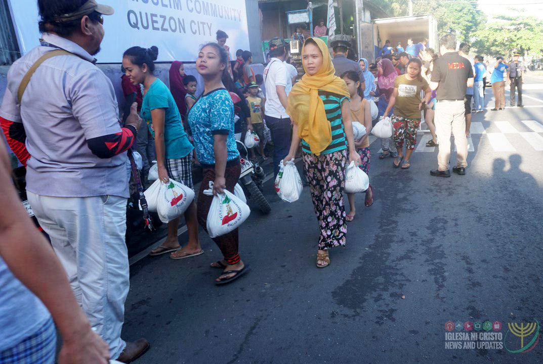 INCNews_Updates's tweet photo. The #IglesiaNiCristo (Church Of Christ) held a #LingapsaMamamayan (Aid to Humanity) event at the Muslim compound along Tandang Sora Avenue, Culiat, Quezon City on October 31, 2019. 

#ChurchOfChrist #WeAreOneWithEVM https://t.co/N3hF6uHzv3