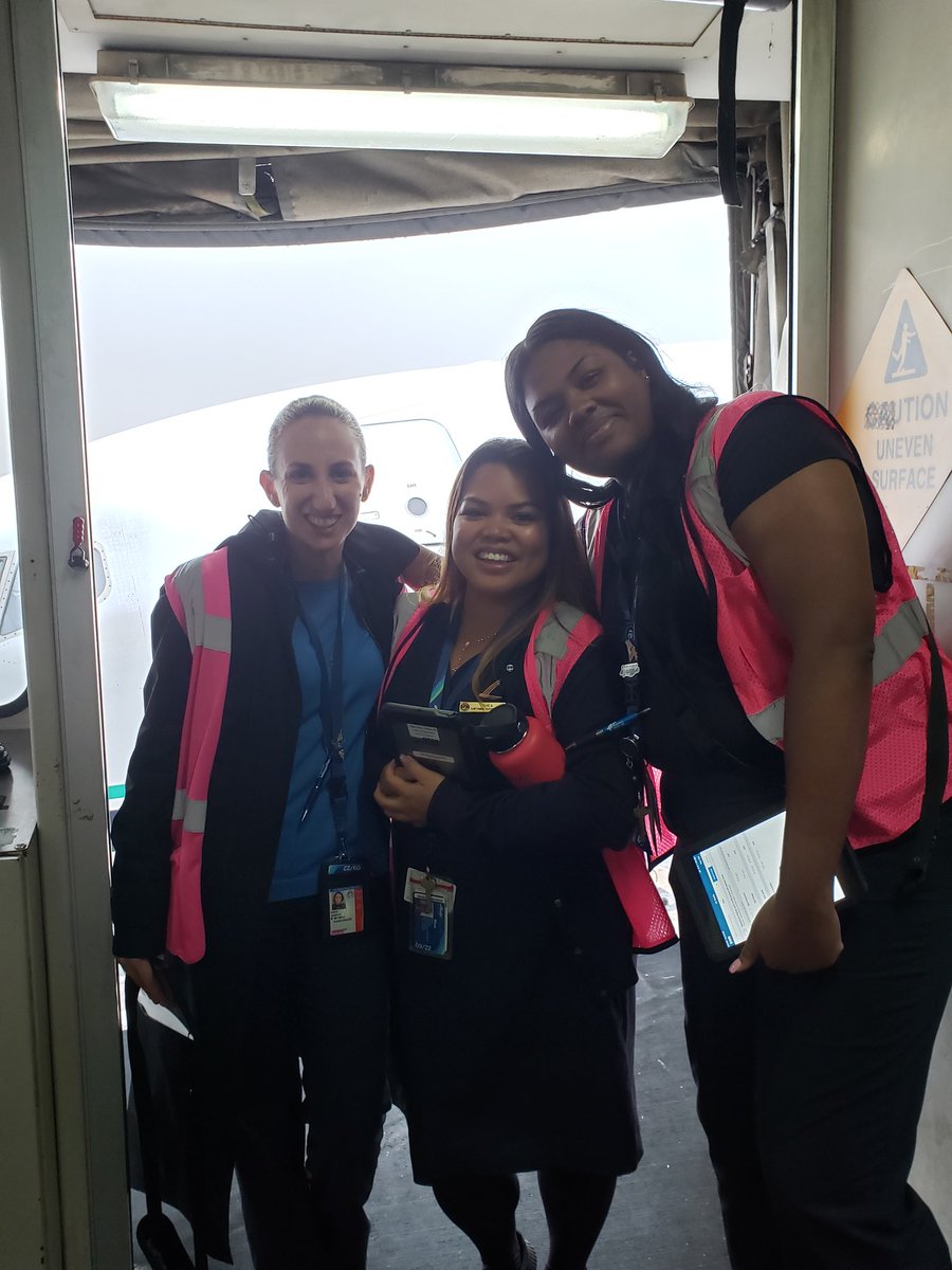EMegathlin's tweet photo. Saying goodbye to my new friends at Newark airport after an amazing lesrning experience at leader immersion. #iamalaska #lovemyjob #flytechalaska #amazingteammates https://t.co/qpYq5pIXqd