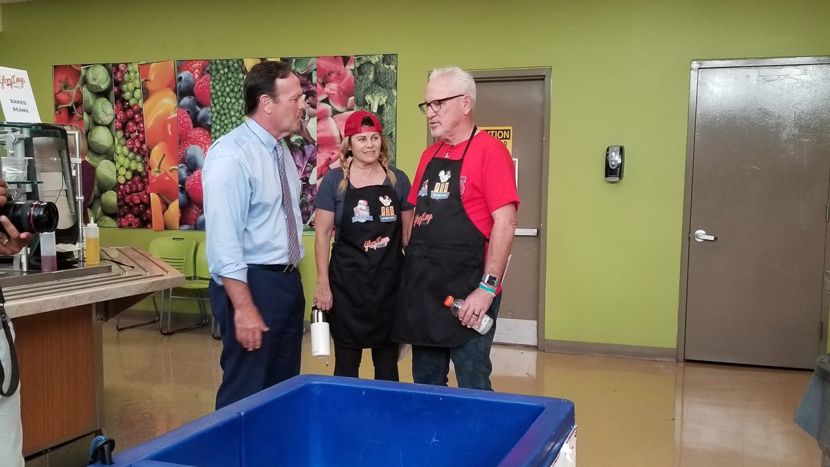MetroMinistries's tweet photo. We are so #thankful to Joe Maddon for selecting Metro to kick off their 2019 #Thanksmas. They partnered with @PDQFreshFood &amp; @GloryDaysGrill to provide complete meals to bring #hope to our families. Also, families received backpacks and socks from @citypakproject &amp; @DivvyUpSocks. https://t.co/NLHLpuitox