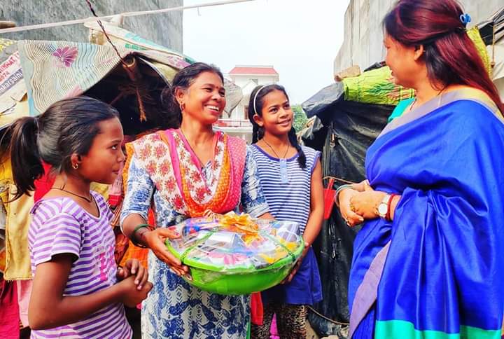 ggseforg's tweet photo. #DiwaliGift #DistributionProgramme #Lucknow 23-24/10/2019 "Happy Bank - Share Love This Diwali was the initiative taken up by #GoGreenSaveEarthFoundation and #UrmilaSumanTheFoundation  #HappyBank #ShareLoveThisDiwali ❤️🎉🌳
#HappyDiwali #GGSEFYouth #GGSEFVolunteer 1/2 https://t.co/PeCf2ijYyM