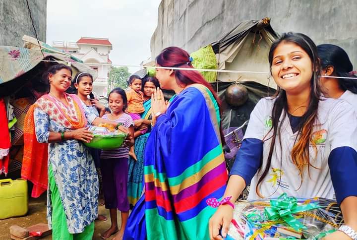 ggseforg's tweet photo. #DiwaliGift #DistributionProgramme #Lucknow 23-24/10/2019 "Happy Bank - Share Love This Diwali was the initiative taken up by #GoGreenSaveEarthFoundation and #UrmilaSumanTheFoundation  #HappyBank #ShareLoveThisDiwali ❤️🎉🌳
#HappyDiwali #GGSEFYouth #GGSEFVolunteer 1/2 https://t.co/PeCf2ijYyM