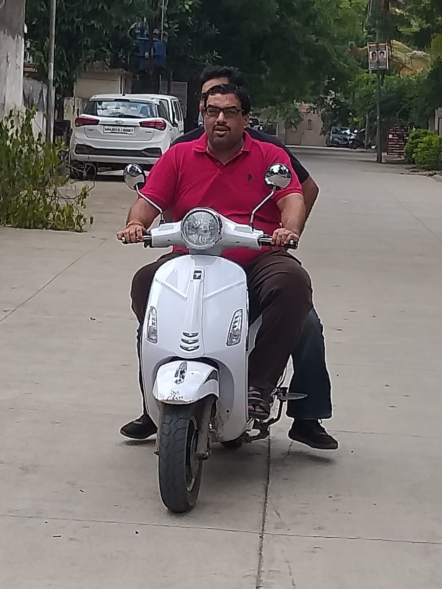 pureenergyindia's tweet photo. Our PURE EV Epluto customer , Dr. Ashish Mirajgaonkar owner of ICD Clases, Aurangabad. To get dealer details in Aurangabad, please drop a message.
#PUREEV #PuREnergy #GetElectrifiedWithPURE #PureLi #Real #GoGreen #electricscooter https://t.co/HlC6IzZGwY