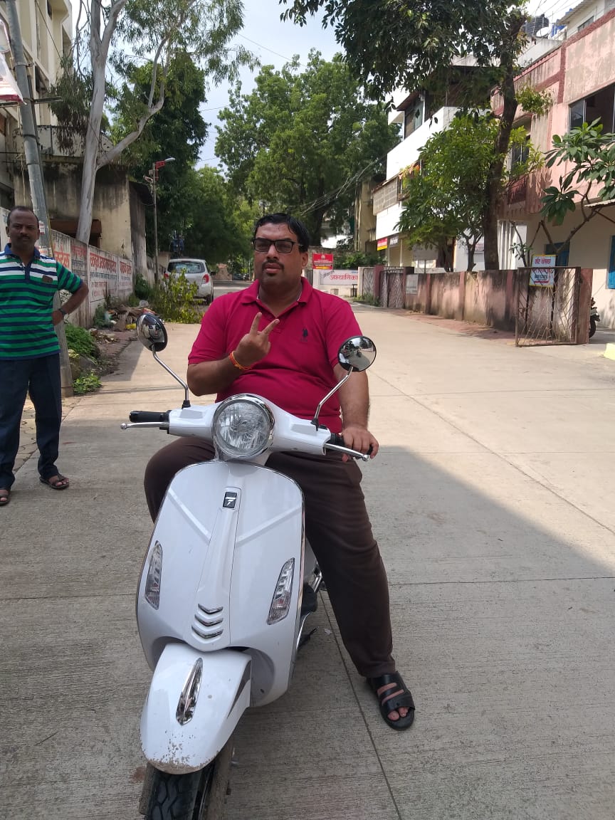 pureenergyindia's tweet photo. Our PURE EV Epluto customer , Dr. Ashish Mirajgaonkar owner of ICD Clases, Aurangabad. To get dealer details in Aurangabad, please drop a message.
#PUREEV #PuREnergy #GetElectrifiedWithPURE #PureLi #Real #GoGreen #electricscooter https://t.co/HlC6IzZGwY