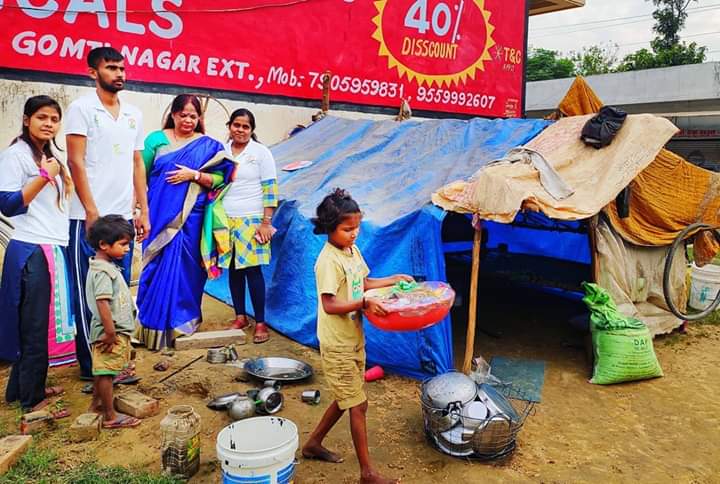 ggseforg's tweet photo. #DistributionProgramme   
These kits were very well packed and were distributed amongst the people living in the slum areas, and had no resources to celebrate the festival in a decent manner.
#HappyBank #ShareLoveThisDiwali 🎉🌳#HappyDiwali #GGSEFYouth #GGSEFVolunteer 2/2 https://t.co/ZWPW5Mn4We