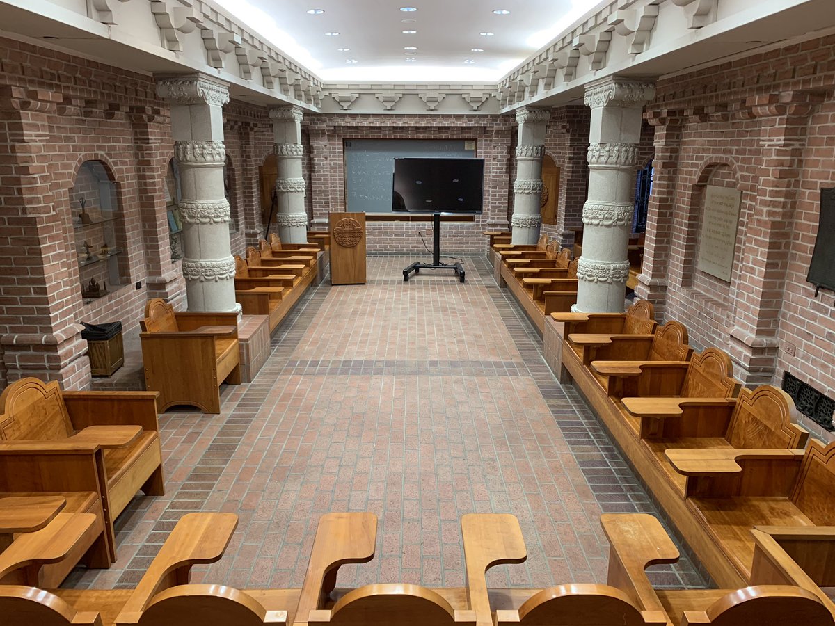 AmandaMunsch's tweet photo. Spoke at a @PittTweet comms class tonight and got to check out the nationality rooms. What a great building! #CathedralOfLearning https://t.co/smNOtxO9os