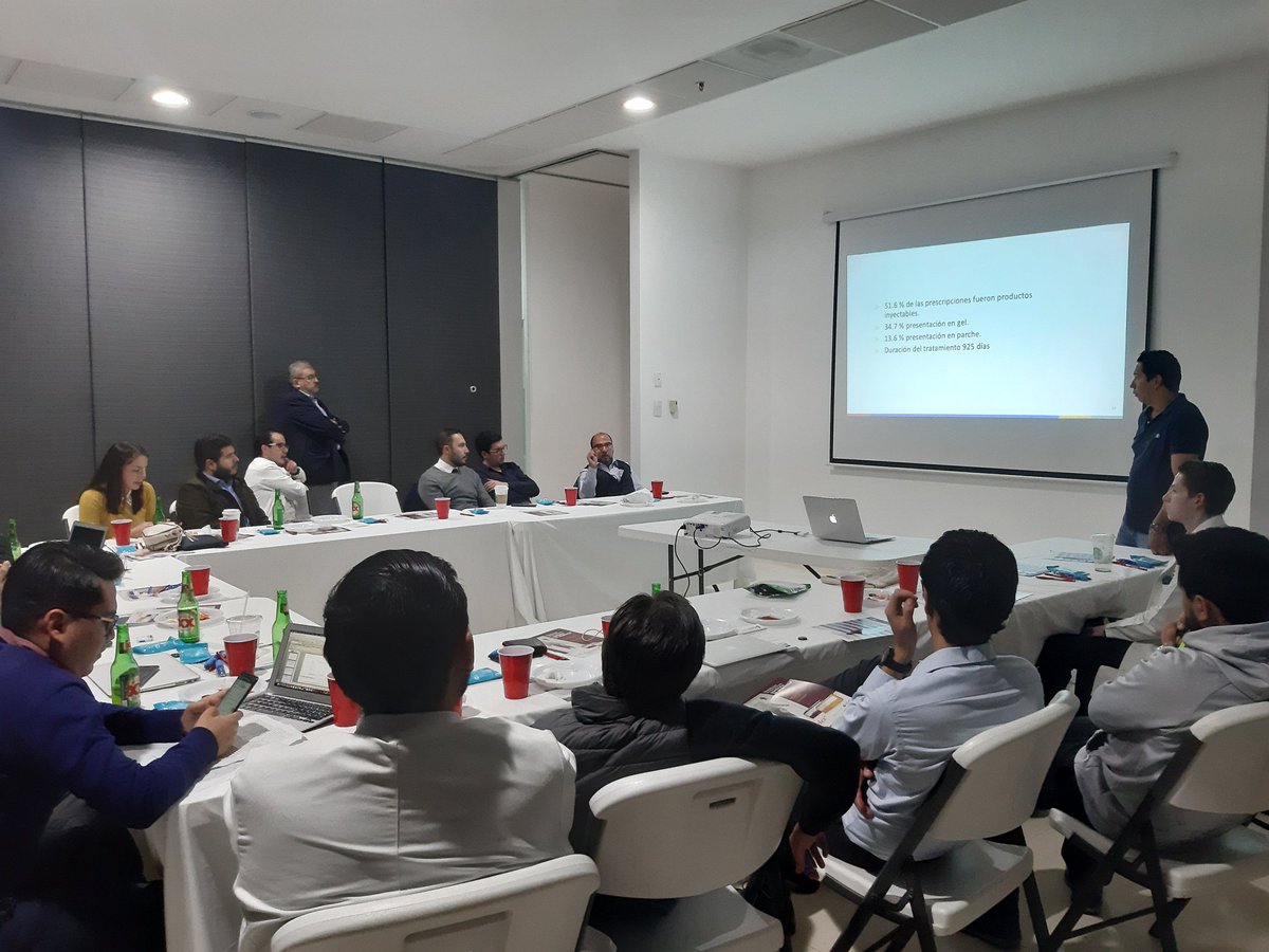 AlexHermen's tweet photo. Journal Club Octubre. Agradecidos por participación de residentes de otras escuelas a la nuestra y por la disposición de @mcantellano @ArroyoCharlie @luisreyva para coordinarnos #UroGea #UroRes https://t.co/tMe18g7keL
