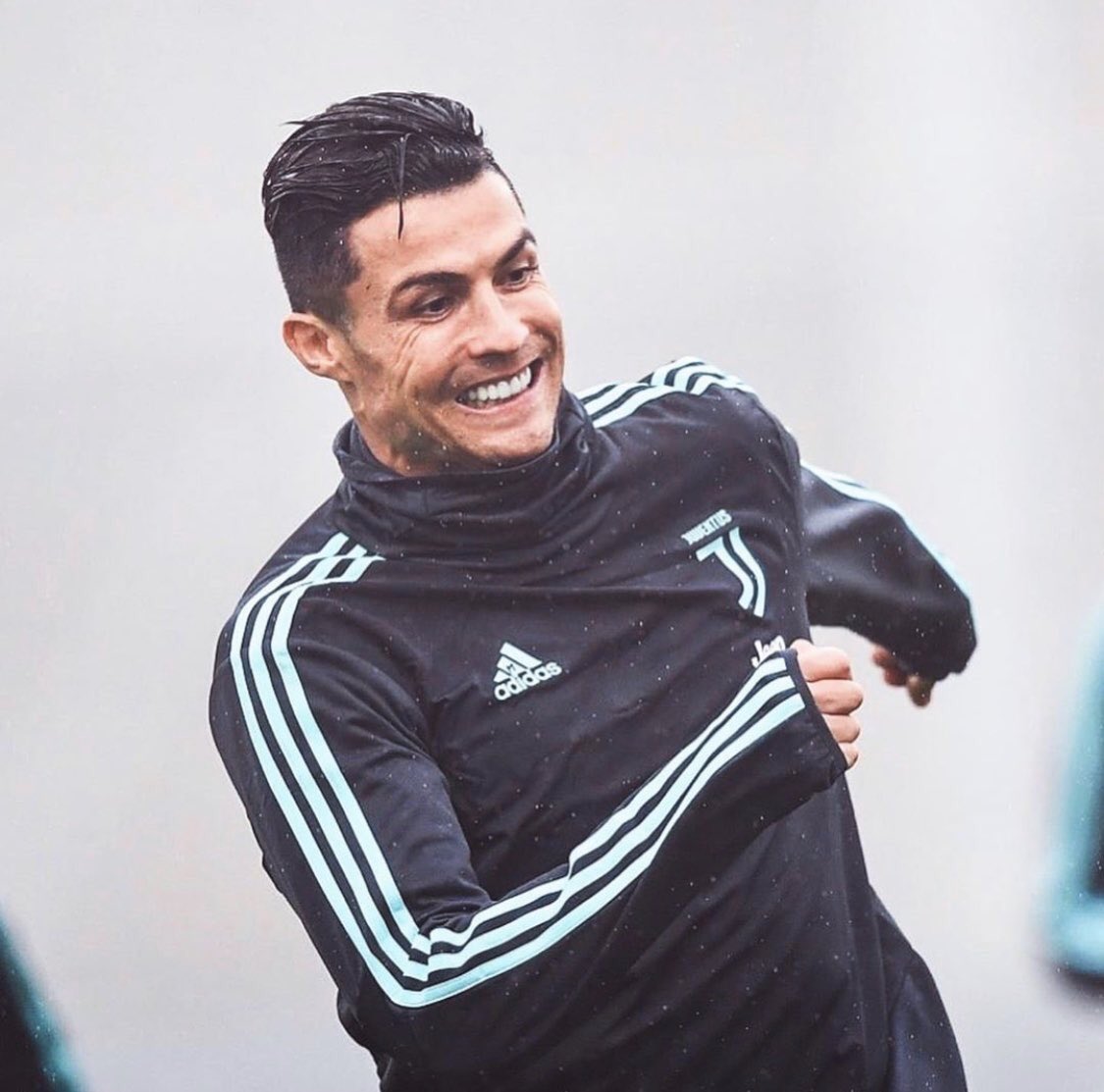 CR7_799's tweet photo. كريستيانو رونالدو #CR7 الأسطورة اللذي عشقه القلب ..فـ أقنع العقل ..وأشبع الروح شغف وسعادة..
نعم أنه ذاك البطل المغوار الّذي يشير ألينا في كل ميدان أن النصر قادماً لامحاله💪

أرفض مقارنته حتى باالمنتخبات فالمقارنات لاتنطبق على الأسطورة ❤️

رونالدو الأفضل على مر العصور .أنتهى https://t.co/F6OdKY556u