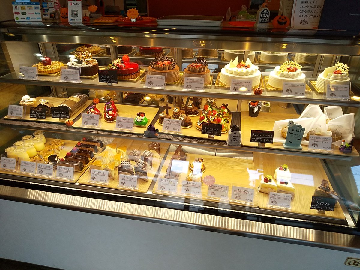 食内だい フランボアジエ Patisserie Orange パティスリーオランジュ 沖縄市宮里 みやざと弁当向かい ハロウィンのケーキもありましたが 四角い土台の上にチョコムース チョコでコーティングされ上にリボンのようなチョコと赤い果物で飾られています