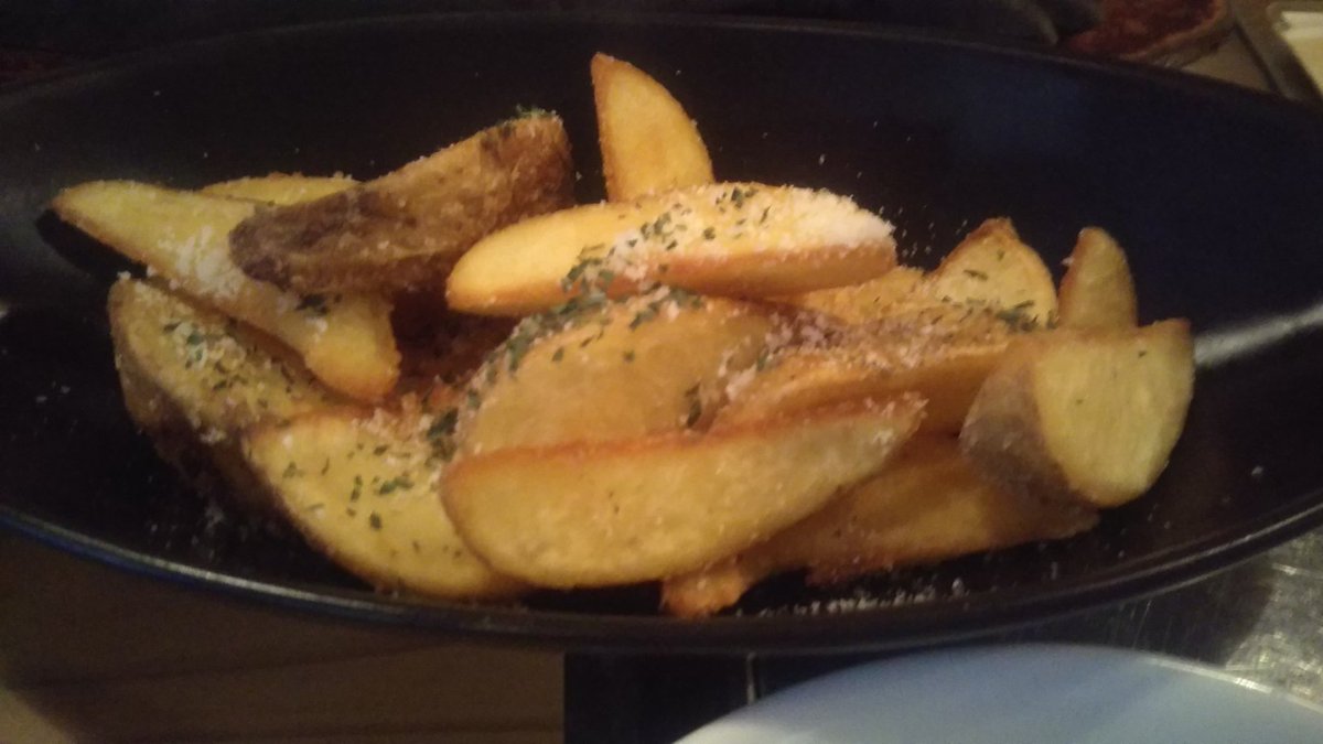 CynosKiyo's tweet photo. 昼ごはんテロ!
久しぶりに��の棚の
#Forco で朝挽黒毛和牛バーグと
トリュフ塩とチーズのフライドポテトいただきます!(* ̄∇ ̄*) https://t.co/cZJvsHVjpd
