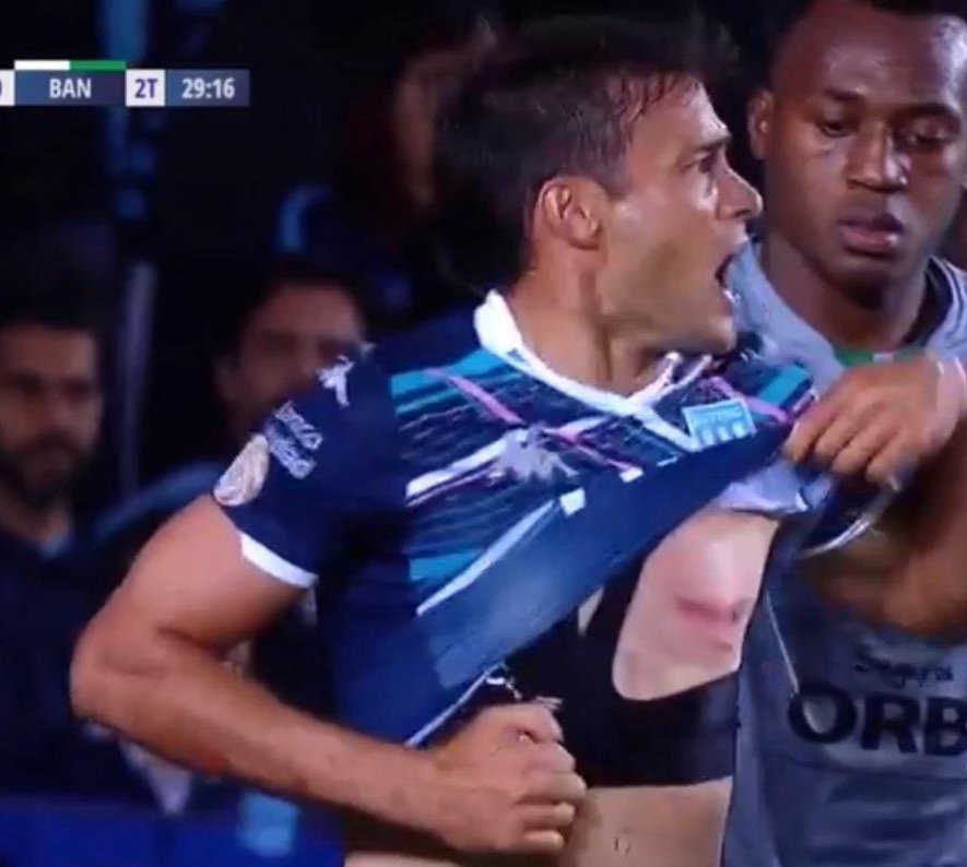 Penal omitido por Abal en perjuicio de Racing. Conducta violenta y expulsion omitidas por el arbitro