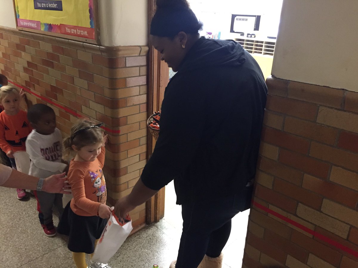 MsAbend's tweet photo. Today our three year old friends practiced using their manners to say ‘thank you’ after each stop around the school. A big shout-out to all of the Park Hill staff members who volunteered to hand out goodies! #parkhill #weworktogether #mannersmatter #esmschools https://t.co/QGaxK3uvi6