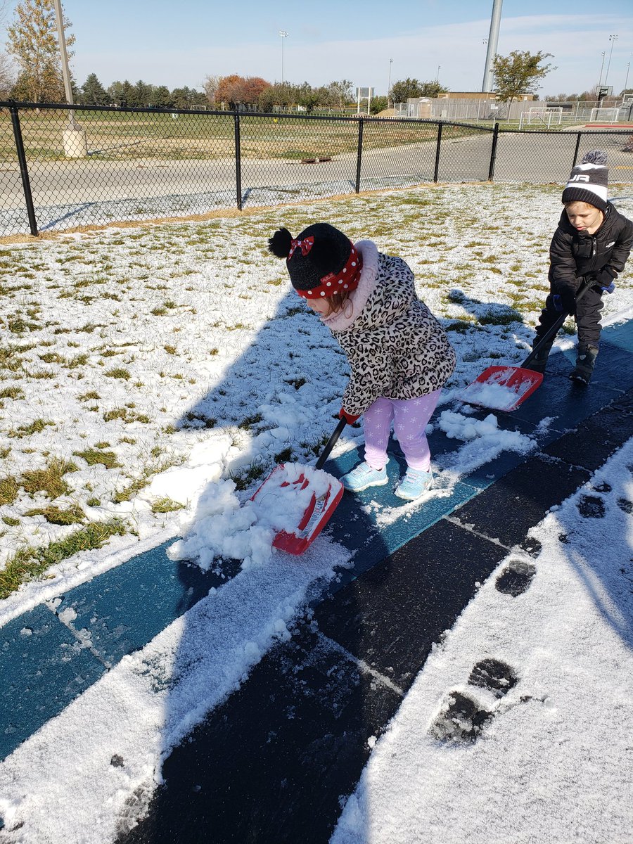 BluejayPreK's tweet photo. Our first snow melted quick, but the kids had a blast! #BluejayBeginnings #MorrisJays https://t.co/fsO16Isgj3