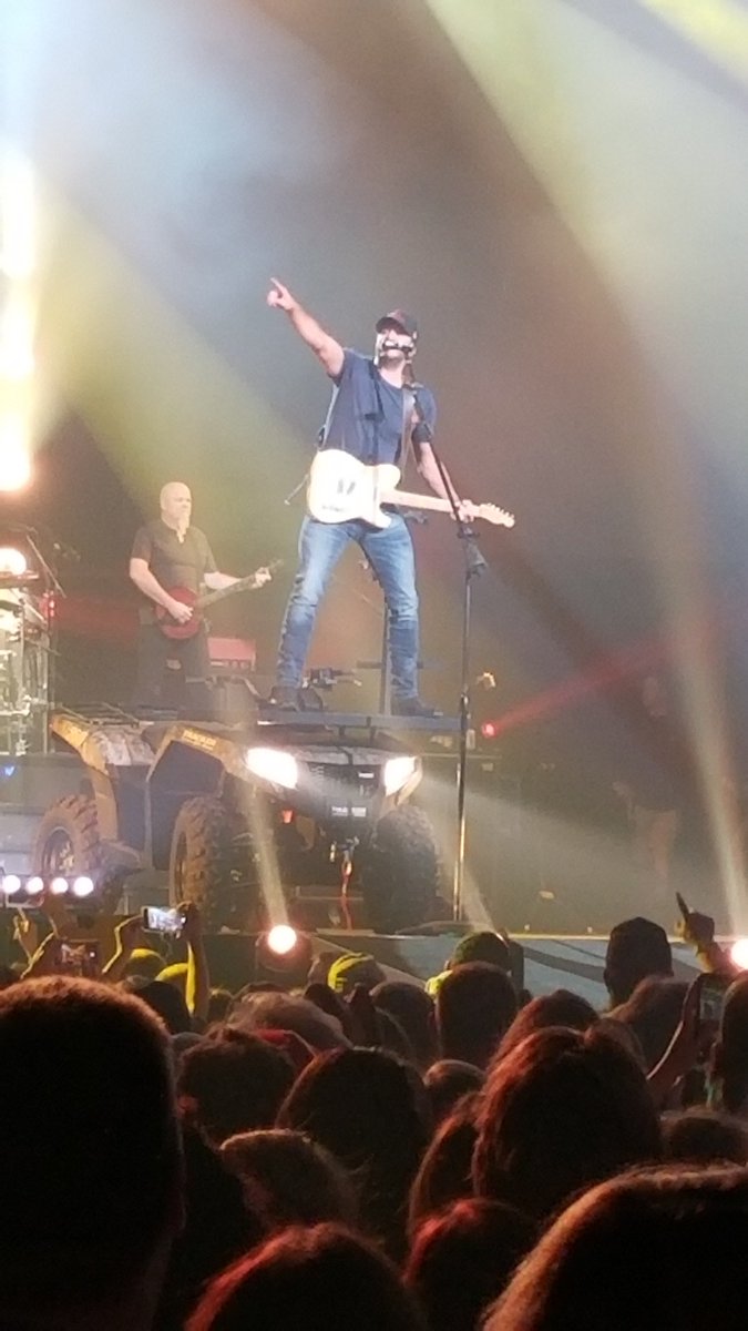 momrog's tweet photo. Luke Bryan at Sprint Center #HeresToTheFarmer https://t.co/wRWNXySysS