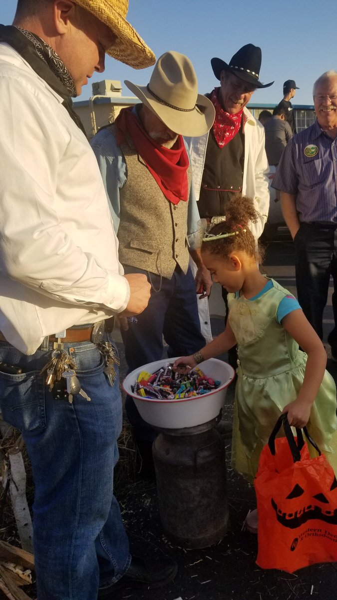 Amanda_I_Rish's tweet photo. Another fabulous @FairfieldSuisun TRUNK O TREAT π This event is AWESOME for our students and community!!! #FSUSDtrunkotreat2019 #wildwest #FSUSDpurchasing #FSUSDMaintenance https://t.co/hHOTzdUKjx