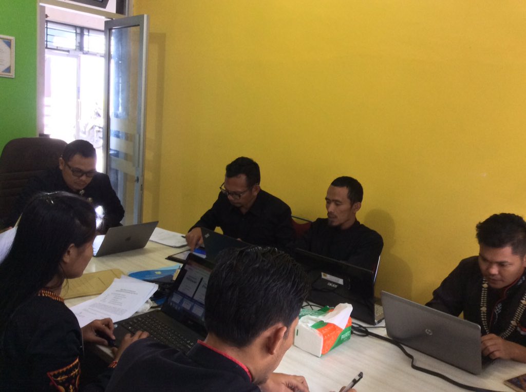 diskominfo_pb's tweet photo. Plt. Kadis Kominfo Pakpak Bharat, Aryanto Tinambunan, SP, https://t.co/UYljXwSdco memimpin rapat evaluasi SPBE lingkup Diskominfo di Ruang Kerja Kadis, Kamis (31/10). https://t.co/5xNE2NV7P4